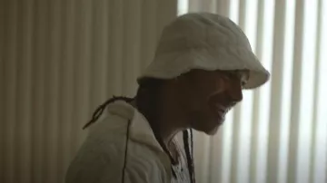 Sombrero de pescador de H&M Terry usado por Santi (Tyler Dean Flores) como se ve en Neon (S01E05)