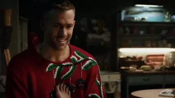 El suéter navideño vintage rojo de Lindsey Blake usado por Wade (Ryan Reynolds) en la película de Deadpool