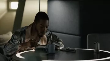 Vestido de pijama de satén estampado usado por Halan (Stephan James) como se ve en los atuendos de la serie de televisión Beacon 23 (Temporada 1, Episodio 3)