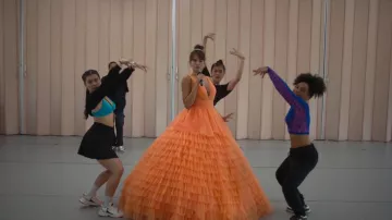 Jovani 07264 Robe de bal longue sans manches portée par Isa (Genesis Rodriguez) comme on le voit dans Neon (S01E08)