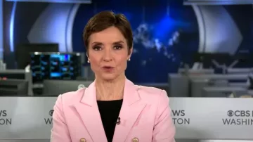 Blazer Generation Love Delilah en rosa pastel usado por Catherine Herridge como se ve en CBS Mornings el 12 de diciembre de 2023