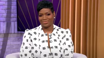 Blouse Dolce & Gabbana Camisia Logo portée par Fantasia Barrino dans CBS Mornings le 14 décembre 2023