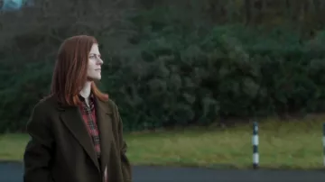 Theory Clairene Chaqueta de cachemira de lana de doble cara usada por Kirsten Longacre (Rose Leslie) como se ve en Vigil (S01E03)