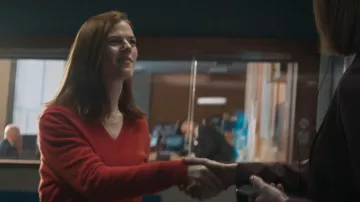 Suéter de cachemira con cuello en V de Vince Weekend usado por Kirsten Longacre (Rose Leslie) como se ve en Vigil (S01E04)