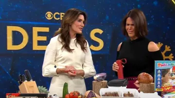 Club Monaco Robe ceinturée à manches longues en aigrette portée par Adriane Kiss comme on le voit dans CBS Mornings le 17 décembre 2023