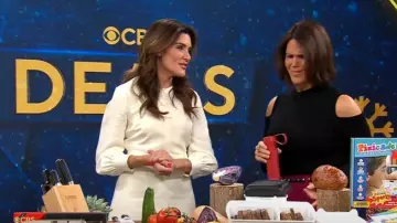Club Monaco Robe ceinturée à manches longues en aigrette portée par Adriane Kiss comme on le voit dans CBS Mornings le 17 décembre 2023