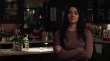 Top en tricot côtelé Rag & Bone porté par Kate Bishop (Hailee Steinfeld) comme on le voit dans Hawkeye (S01E01)