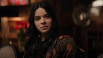Blazer de botonadura simple floral escocés y refresco usado por Kate Bishop (Hailee Steinfeld) como se ve en Hawkeye (S01E02)