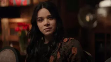 Scotch & Soda Flo­ral Sin­gle Breast­ed Blaz­er worn by Kate Bishop (Hailee Steinfeld) as seen in Hawkeye (S01E02)