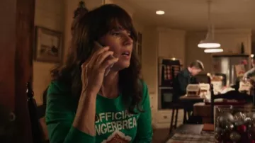 Suéter de pan de jengibre con camiseta de tinta usado por Laura Barton (Linda Cardellini) como se ve en Ojo de Halcón (S01E02)