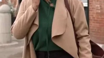 Gabardina usada por Amy Bell (Michele Weaver) como se ve en el vestuario de la película Christmas of Yes