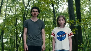 H&M Nasa t-shirt in white worn by Rose Sandford (Farrah Mackenzie) in Leave the World Behind
