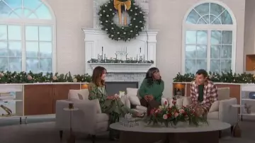 L’Agence Lillian Pantalon large à imprimé statutaire porté par Maggie Q vu dans The Talk le 15 décembre 2023