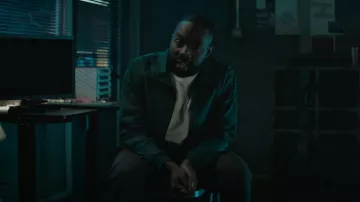 Blouson aviateur zippé brodé avec le logo Needles porté par George (Paapa Essiedu) comme on le voit dans The Lazarus Project (S02E02)