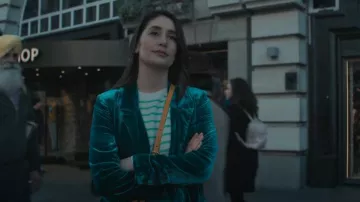 Blazer cruzado de terciopelo falso para mujer Bar III, creado para Macy's usado por Sarah (Charly Clive) como se ve en The Lazarus Project (T02E02)