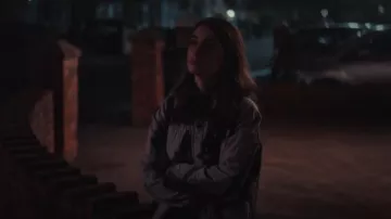 Veste matelassée Allsaints Nora Tie Dye portée par Sarah (Charly Clive) comme on le voit dans The Lazarus Project (S02E02)