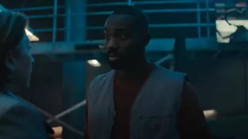 Carhartt WIP Ar­bor Vest worn by George (Paapa Essiedu) as seen in The Lazarus Project (S02E02)