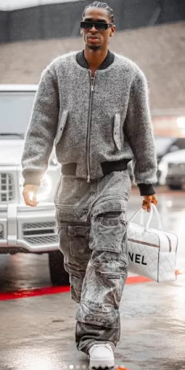 Bolso Boston con estampado de logotipo acolchado blanco de Chanel usado por Shai Gilgeous-Alexander en la cuenta de Instagram @shai