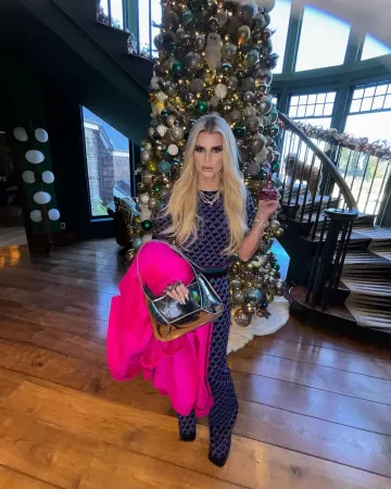 Bolso de hombro Hobo con joyas de Alexander McQueen usado por Jessica Simpson en su publicación de Instagram el 12 de diciembre de 2023