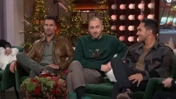 Pull Yony Western Jacquard porté par Kendall Schmidt dans The Kelly Clarkson Show le 15 décembre 2023