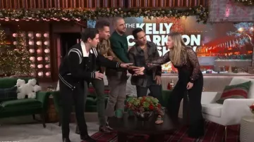 Elie Saab Combinaison évasée à manches longues brodée de sequins portée par Kelly Clarkson dans The Kelly Clarkson Show le 15 décembre 2023