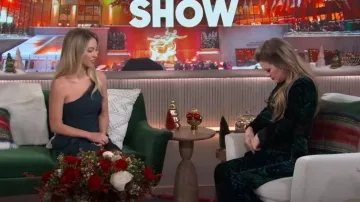 Diane von Furstenberg Combinaison en velours à manches longues à imprimé tigre Vegas portée par Kelly Clarkson dans The Kelly Clarkson Show le 19 décembre 2023