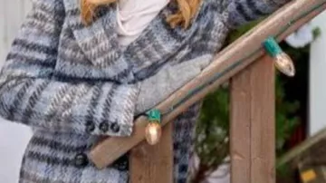 Abrigo a cuadros usado por Mary Ann (Laura Vandervoort) como se ve en Milagro en Bethlehem, Pensilvania