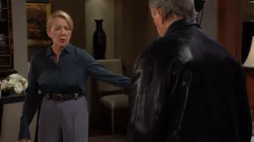 The Fold London Clever Crepe Hartwood Pantalones plisados de pierna ancha Dove Grey usado por Nikki Reed Newman (Melody Thomas Scott) como se ve en The Young and the Restless el 11 de diciembre de 2023