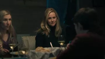Sweet Romeo Emerald Green Turtleneck usado por Wendy Byrde (Laura Linney) como se ve en Ozark (T04E01)