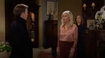 Blusa de media cremallera de satén de seda Vince en Tea Rose usada por Ashley Abbott (Eileen Davidson) como se ve en The Young and the Restless el 12 de diciembre de 2023