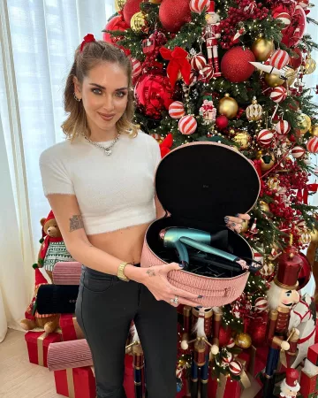 Tiffany & Co. Return to Tiffany Full Heart Toggle Necklace worn by Chiara Ferragni on her Instagram post on December 12, 2023