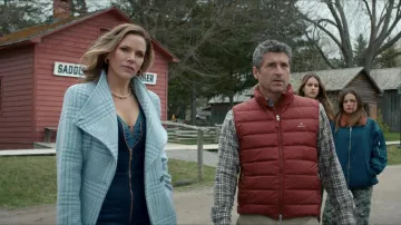 Chaleco acolchado Gant en rojo usado por el sheriff Newlon (Patrick Dempsey) como se ve en Acción de Gracias