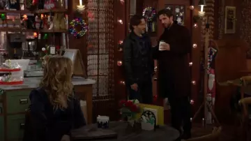 Robe Serena Cinq à Sept portée par Summer Newman (Allison Lanier) vue dans Les Feux de l’amour le 14 décembre 2023