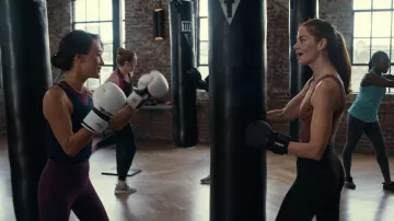 Guantes de boxeo deportivos de élite utilizados por Gwen (Maggie Q) como se ve en The Family Plan
