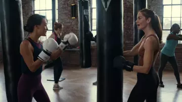 Gants de boxe de sport d’élite utilisés par Gwen (Maggie Q) comme on le voit dans The Family Plan