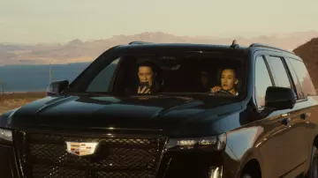 Voiture Cadillac Escalade conduite par Gwen (Maggie Q) dans le film The Family Plan