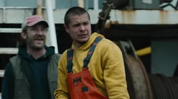 Mono con peto Helly-Hansen Workwear usado por Charlie (Toby Wallace) como se ve en Finestkind