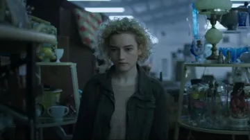 Sudadera Knox Rose Pink Texturizada usada por Ruth Langmore (Julia Garner) como se ve en Ozark (S04E02)