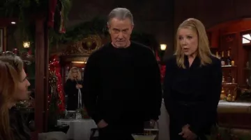 The Fold London Bowery Blusa de seda elástica en azul marino usada por Nikki Reed Newman (Melody Thomas Scott) como se ve en The Young and the Restless el 18 de diciembre de 2023