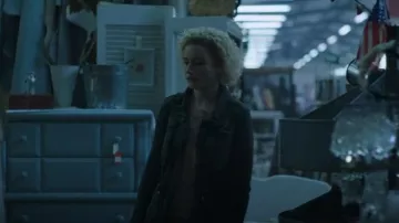 Chaqueta Superdry Kiona Rookie Pocket usada por Ruth Langmore (Julia Garner) como se ve en Ozark (T04E02)
