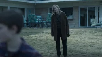 Joseph Army Green Clav­el Dou­ble-Breast­ed Coat worn by Wendy Byrde (Laura Linney) as seen in Ozark (S04E02)