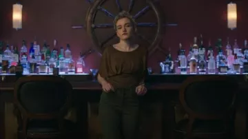 Top drapeado burdeos usado por Ruth Langmore (Julia Garner) como se ve en Ozark (S04E05)
