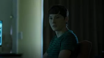Camiseta con bolsillo a rayas verdes de Gap usada por Jonah Byrde (Skylar Gaertner) como se ve en Ozark (T04E07)