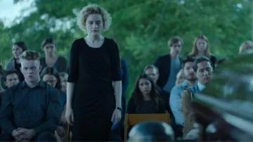 Vestido drapeado fundamental de Nic+Zoe usado por Ruth Langmore (Julia Garner) como se ve en Ozark (T04E09)