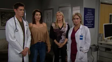 Pull Hanaly de Ted Baker porté par Brooke Logan (Katherine Kelly Lang) dans The Bold and the Beautiful le 18 décembre 2023