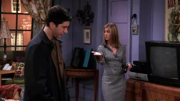 Robe grise Diane von Furstenberg portée par Rachel Green (Jennifer Aniston) dans la série télévisée Friends (S08E04)