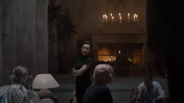 Top de crepé de Proenza Schouler con costuras visibles usado por Lu Mei (Joan Chen) como se ve en Un asesinato en el fin del mundo (T01E07)