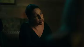 Veronica Beard Viv Silk Wrap Top usado por Camila Elizonndro (Veronica Falcón) como se ve en Ozark (S04E13)