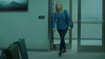 Bolso de pasajero de trapo y hueso usado por Wendy Byrde (Laura Linney) como se ve en Ozark (T04E13)