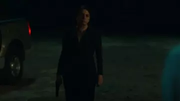 Anillo Effy Eclipse de oro amarillo de 14 quilates con diamantes y ónix usado por Camila Elizonndro (Verónica Falcón) como se ve en Ozark (S04E14)